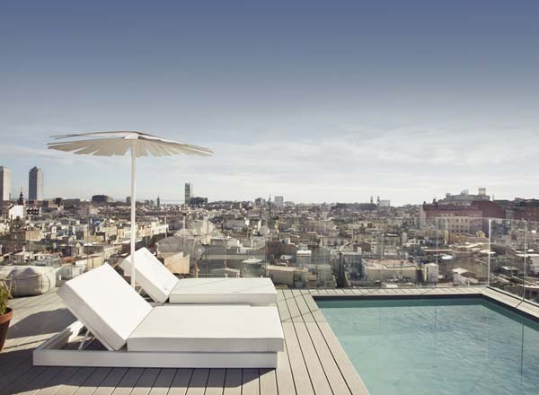 Bar en la azotea Hotel Yurbban Trafalgar en Barcelona