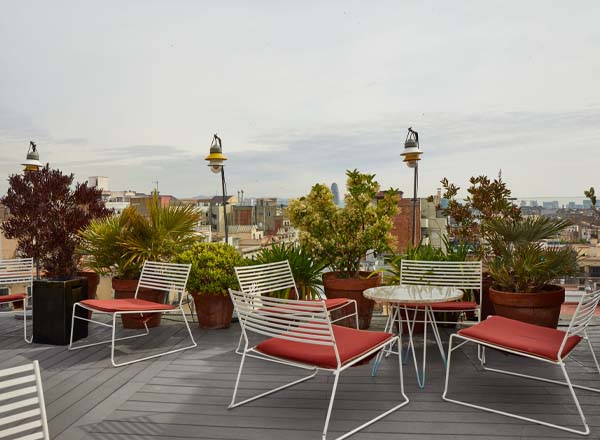 Rooftop bar Yurbban Trafalgar Hotel in Barcelona