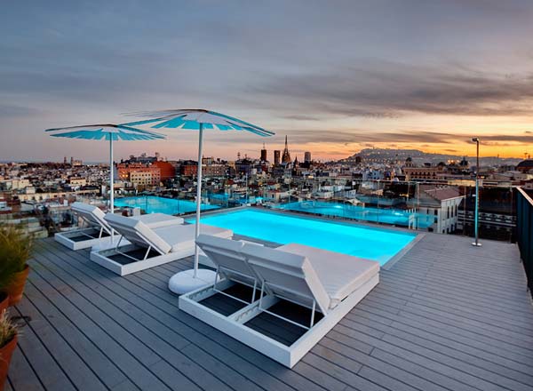 Bar en la azotea Hotel Yurbban Trafalgar en Barcelona