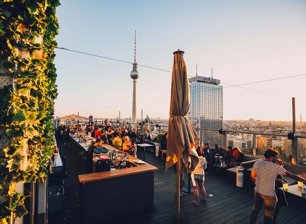 Just overflowing Pub international House of Weekend - Rooftop bar in Berlin | The Rooftop Guide