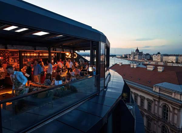 Bar en la azotea Leo Rooftop en Budapest
