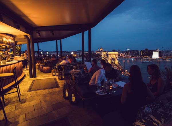 Bar en la azotea Leo Rooftop en Budapest