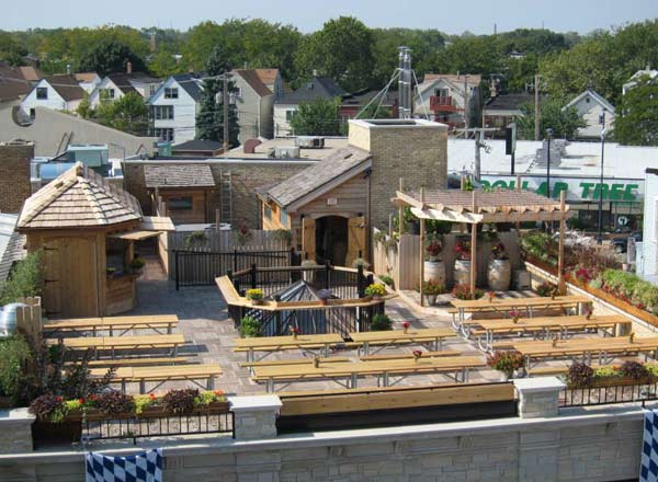 Rooftop bar Gene's Rooftop Beer and Wine Garden in Chicago