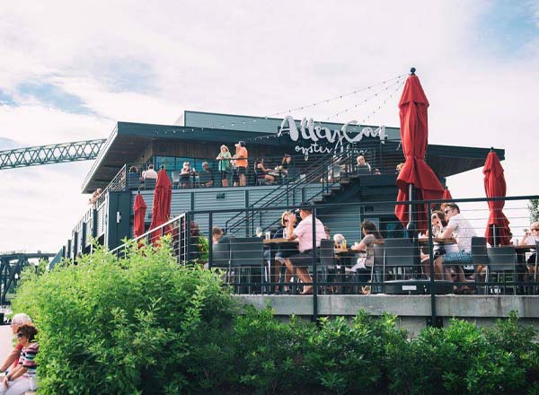 Rooftop bar Alley Cat Oyster Bar in Cleveland