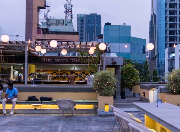 Rooftop bar Cloud Café in Colombo