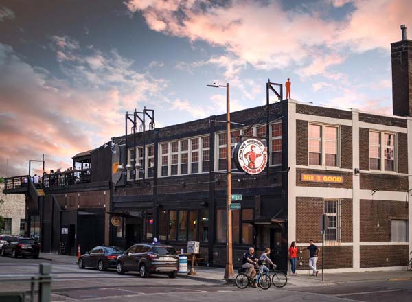 Bar en la azotea Atwater Brewery en Detroit