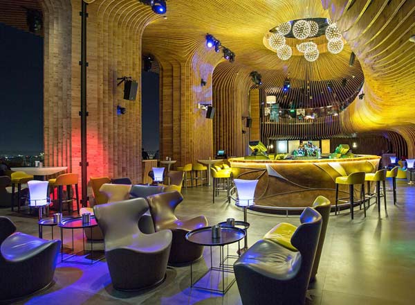 Bar en la azotea Sky View en La Cigale Hotel en Doha