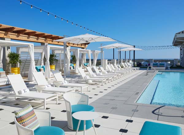 Rooftop bar Ara Rooftop Pool & Lounge in Emerald Coast