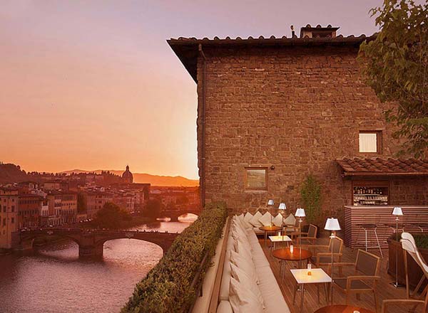 Bar en la azotea La Terrazza en el Hotel Continentale en Florencia