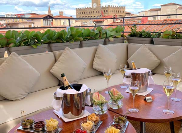 Bar en la azotea La Terrazza en el Hotel Continentale en Florencia