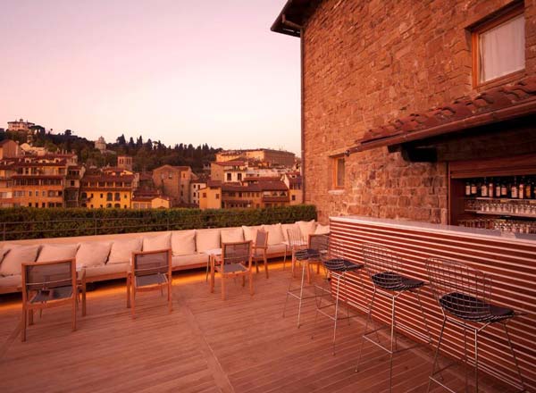 Bar en la azotea La Terrazza en el Hotel Continentale en Florencia