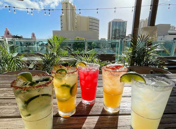 Bar en la azotea Buho Cocina y Cantina en Honolulu, Hawái