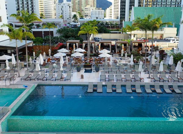 Rooftop bar SWELL Restaurant & Pool Bar in Honolulu, Hawaii