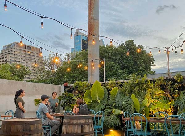 Rooftop bar The Tchin Tchin! Bar in Honolulu, Hawaii