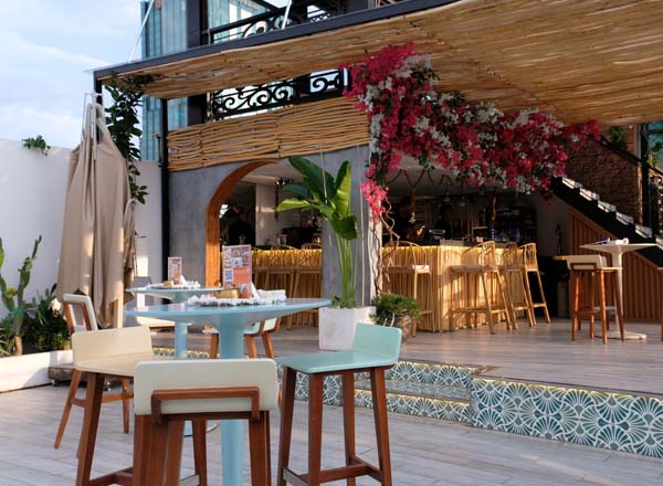 Rooftop bar SolLuna - Rooftop Poolbar in Ho Chi Minh