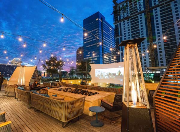 Bar en la azotea Altitude Rooftop and Pool en Marriot Marquis en Houston