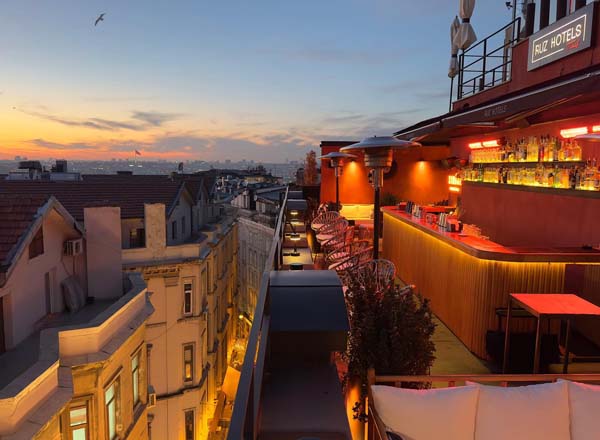 Rooftop bar Simone at RUZ Hotels in Istanbul