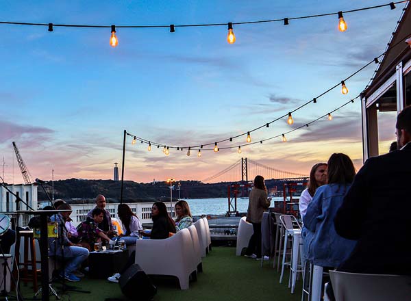 Rooftop bar ŌKAH Rooftop Bar & Restaurant in Lisbon