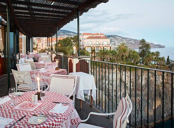 Bar en la azotea Villa Cipriani en el Palacio de Belmond Reid en Madeira