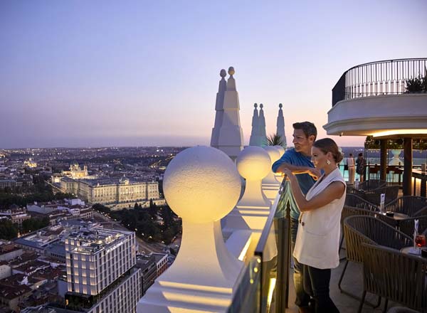 Rooftop bar 360º Rooftop Bar at Riu Plaza Espana in Madrid
