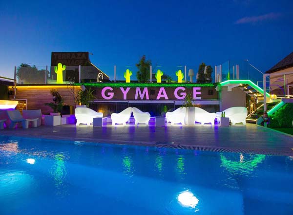 Bar en la azotea Gymage Lounge Resort en Madrid