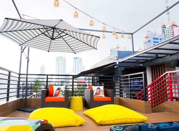UNWND Lux Hostel - Rooftop bar in Manila