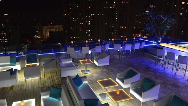 Rooftop bar Breeze Restaurant in Mumbai