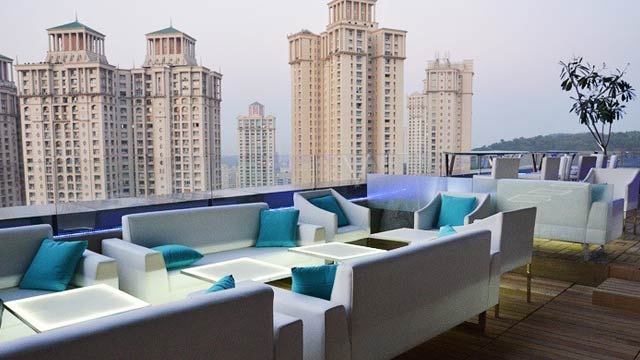 Rooftop bar Breeze Restaurant in Mumbai