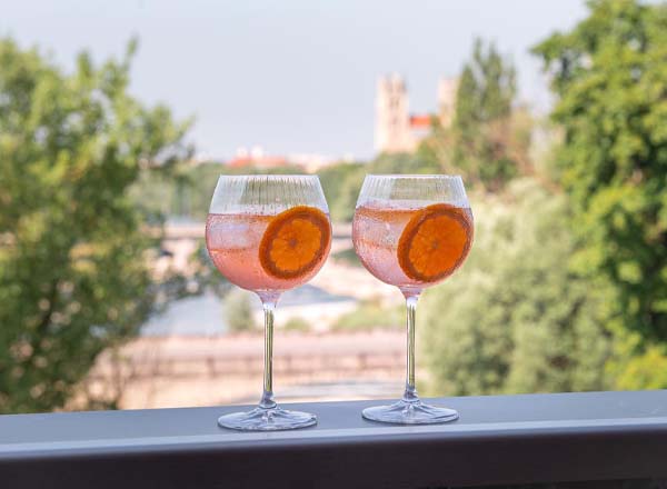 frau-im-mond-rooftop-rooftop-bar-in-munich-the-rooftop-guide