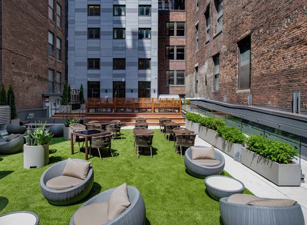 Rooftop bar Skylawn Rooftop Bar in NYC