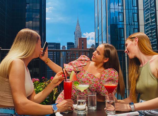 Bar en la azotea Arriba en el Kimberly en Nueva York