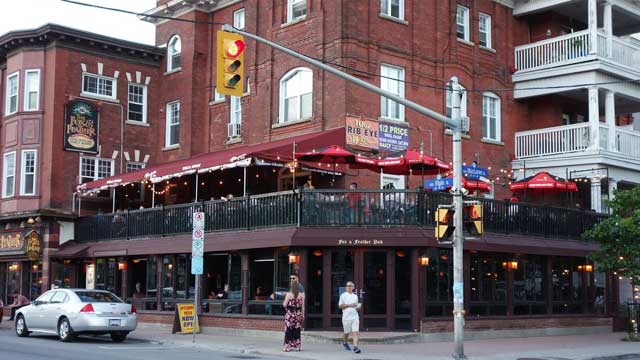 Rooftop bar Fox & Feather Pub and Grill in Ottawa