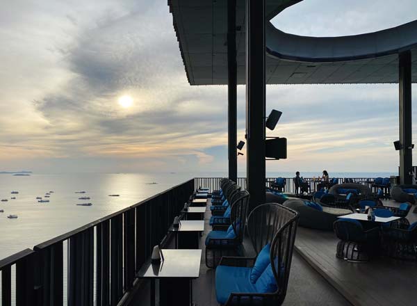 Rooftop bar Horizon Rooftop Restaurant & Bar in Pattaya