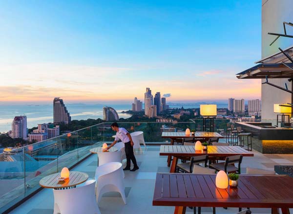 Rooftop bar The Rooftop at Holiday Inn Pattaya in Pattaya