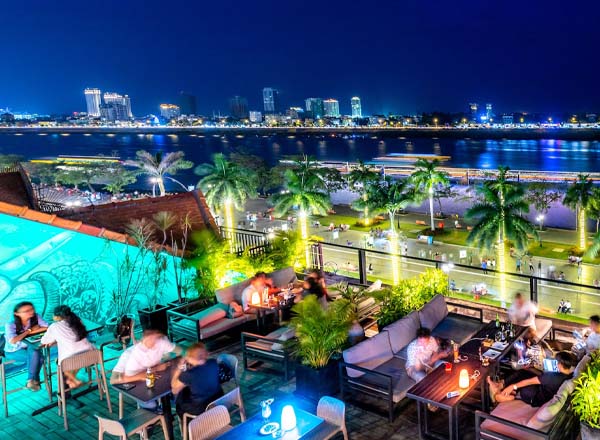 Rooftop bar Le Moon Rooftop in Phnom Penh