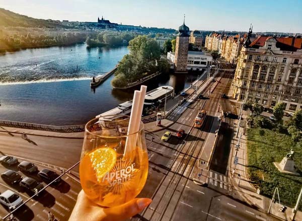 https://www.therooftopguide.com/rooftop-bars-in-prague/Bilder/glass-bar-600-2.jpg