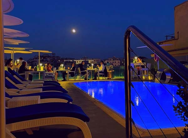 Rooftop bar Sky Blu Pool Terrace en Aleph Rome Hotel en Roma