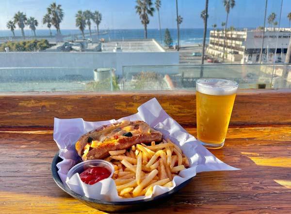 Bar en la azotea Ocean Beach Brewery en San Diego