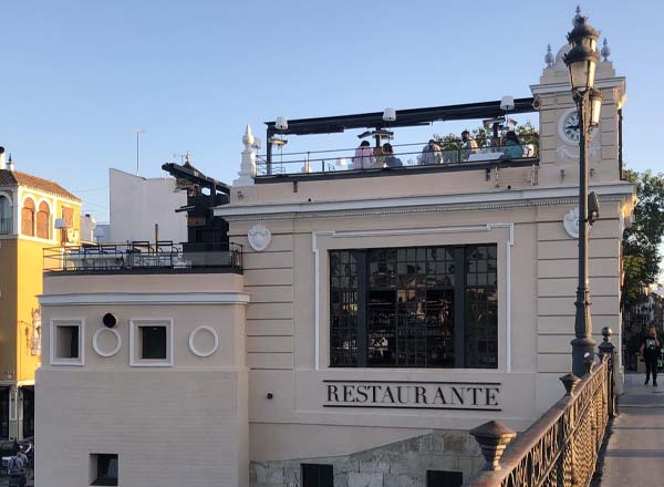 Rooftop bar Maríatrifulca in Seville