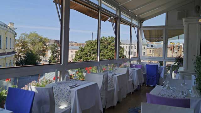 Rooftop bar Artist's Attic Fondue Bar in St Petersburg