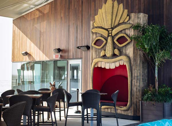 Rooftop bar Pier Teaki in Tampa Bay