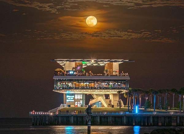 Rooftop bar Pier Teaki in Tampa Bay