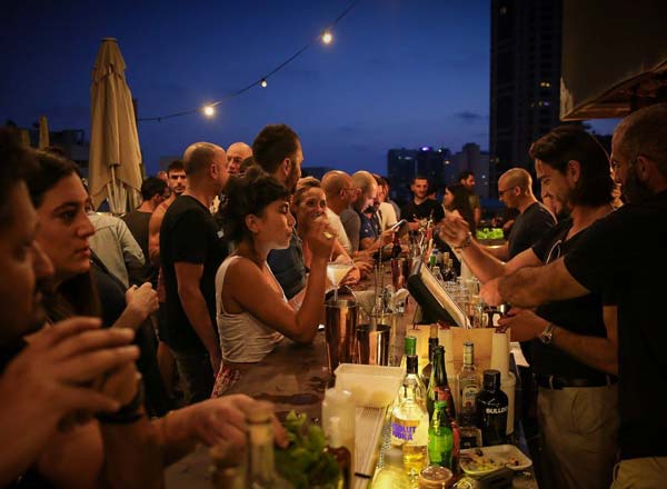 Bar en la azotea Azotea en el Brown TLV Hotel en Tel Aviv