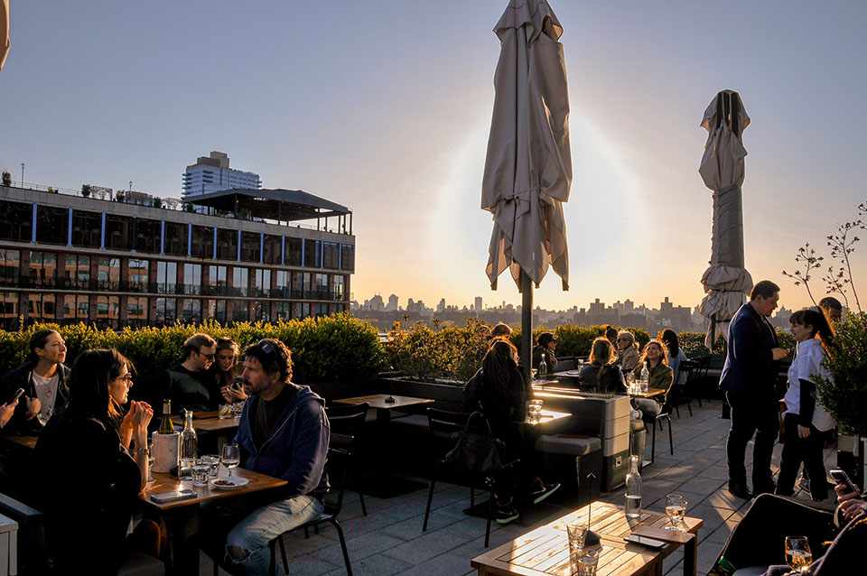 6 Best Rooftop Bars in Brooklyn [2024 UPDATE]