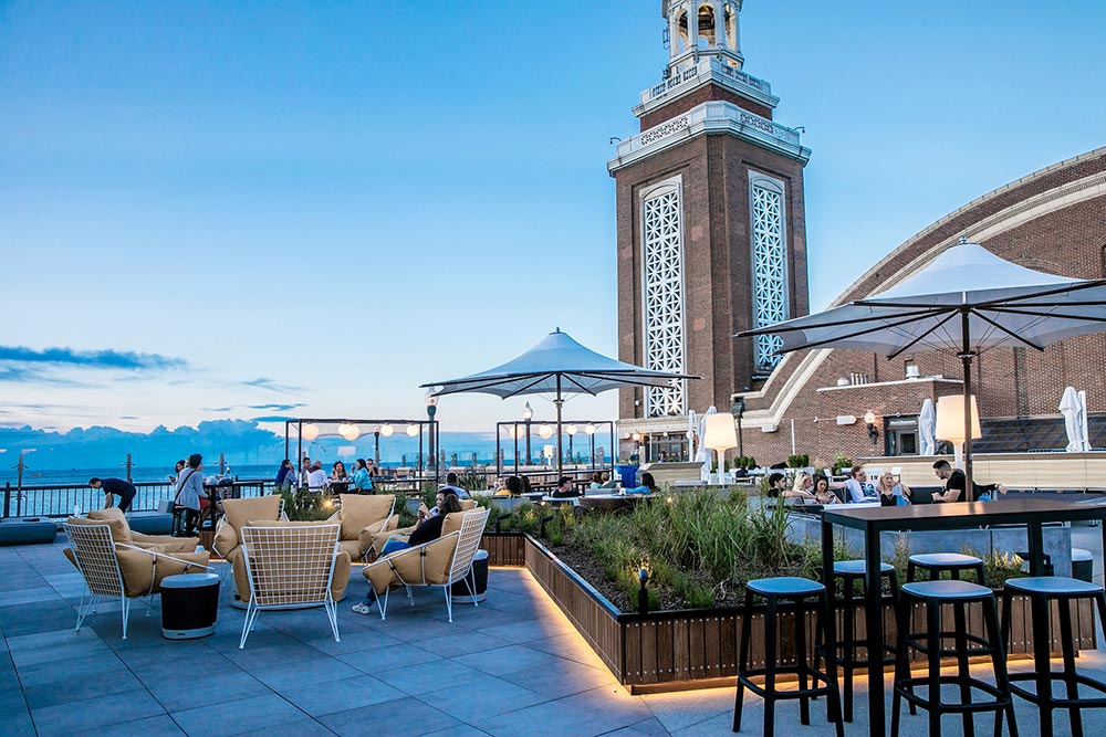 the-largest-rooftop-bar-in-the-world-is-found-in-chicago-the-rooftop