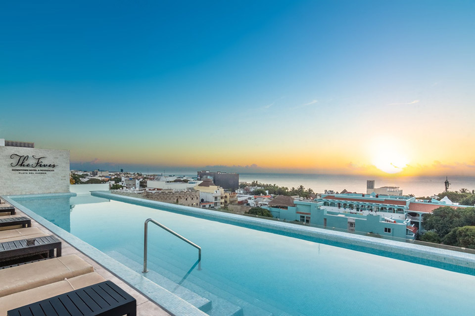 Rooftop pool in Playa del Carmen, The Fives Downtown Hotel & Residences