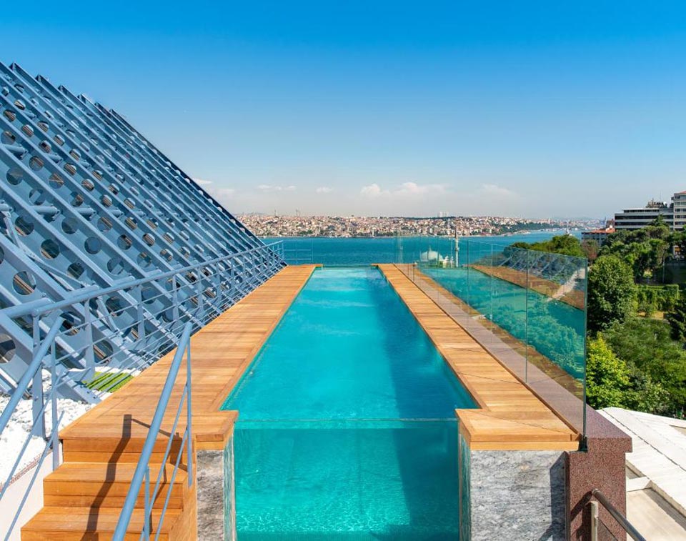 Rooftop pool in Istanbul, The Ritz-Carlton