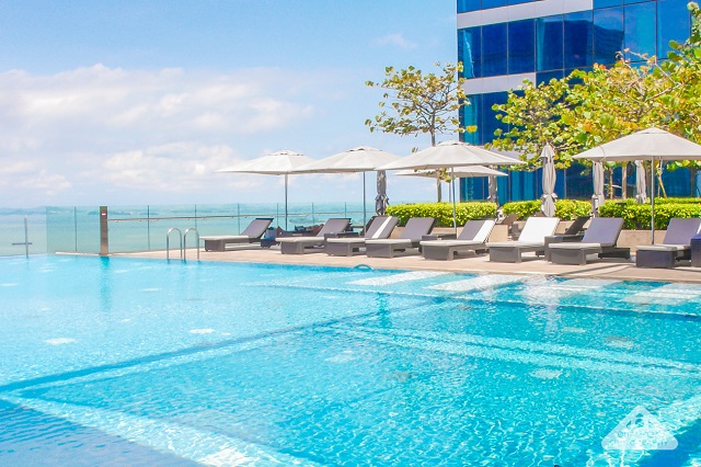 Rooftop pool Singapore - The Westin Singapore