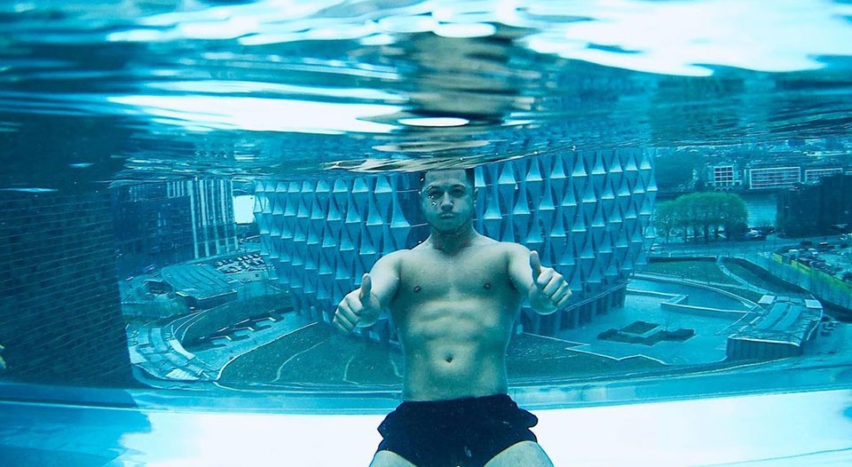 The world´s first see-through Sky Pool opens in London