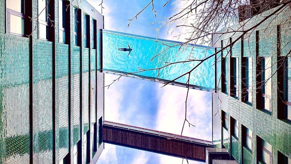 The world´s first seethrough Sky Pool opens in London